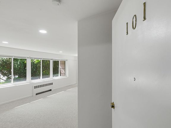 3rd image of 1206 Queen Anne Ave N #101