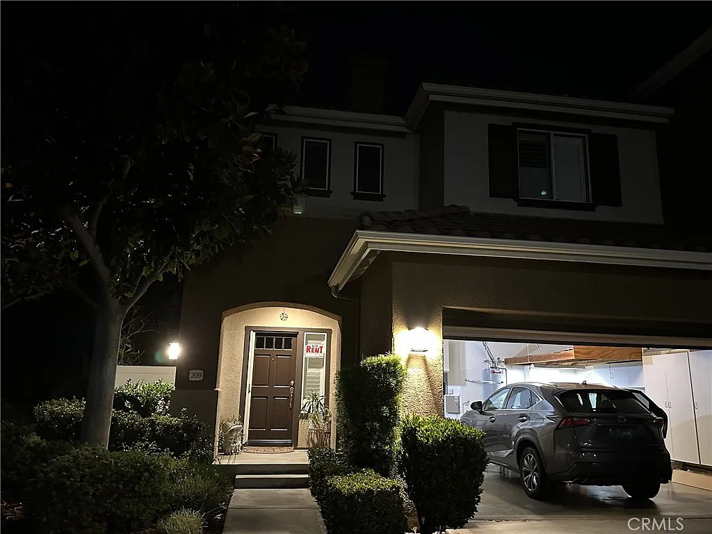 2 bed, 2.5 bath, 1352 sqft, $3,800 — Photo 3