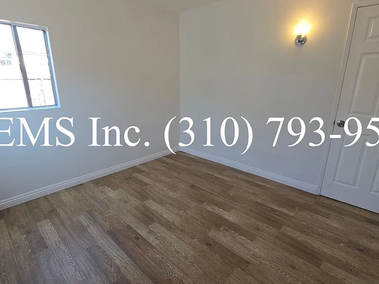 Detached Front House with Laundry Hookups and Garage Parking — Photo 12