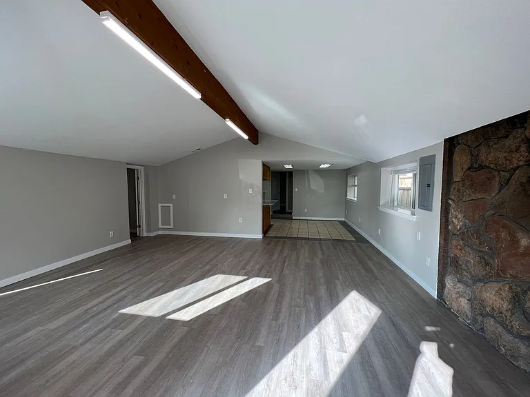 2100 S 11th Ave — Photo 4