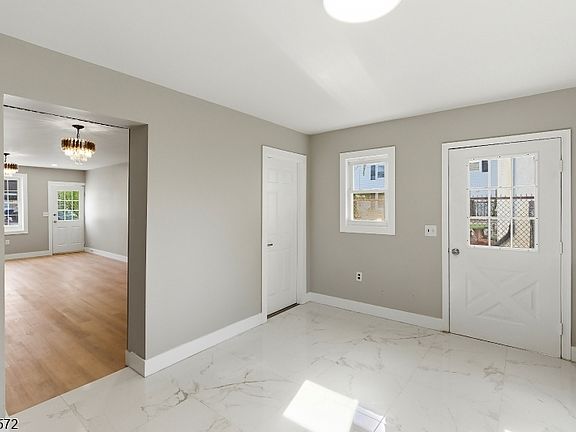 3rd image of 26 W 2Nd St