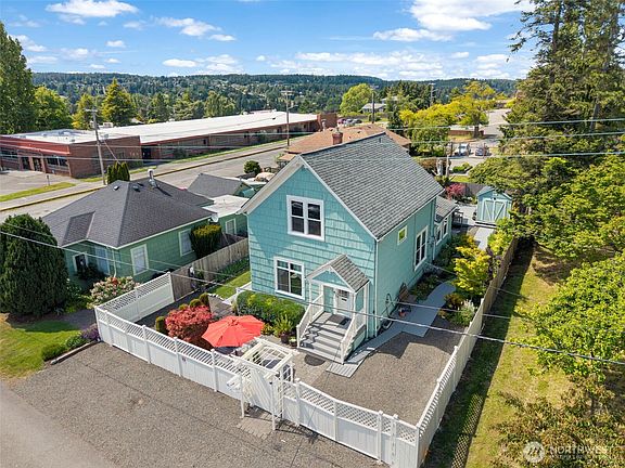 4th image of 1526 Blaine Street