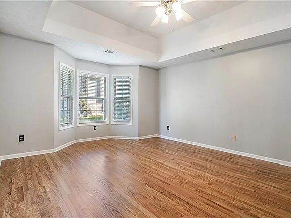3rd image of 304 Honeysuckle Ter