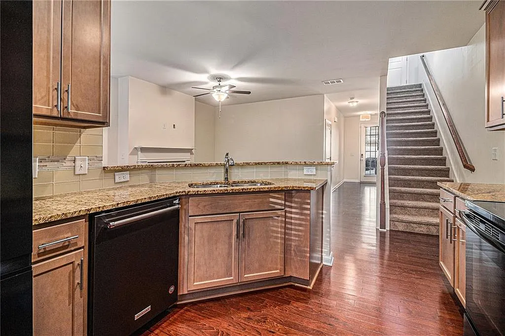 3 bed, 2.5 bath, 1505 sqft, $1,975 — Photo 4