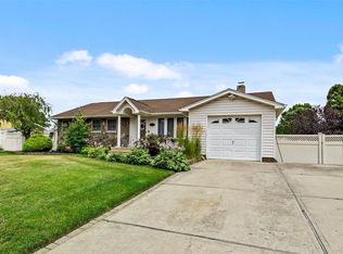 251 Kerry St, Holbrook, NY 11741