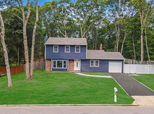 15 Bellaire Drive, Ridge, NY 11961