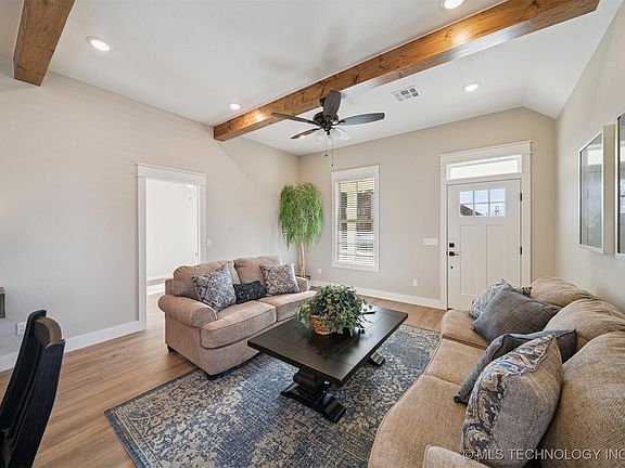 4th image of 426 E Will Rogers Blvd