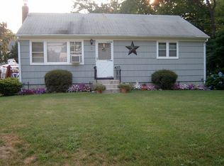 8 Laurel St, Holbrook, NY 11741