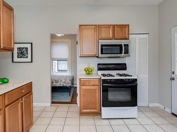 4th image of 489 Green St #3