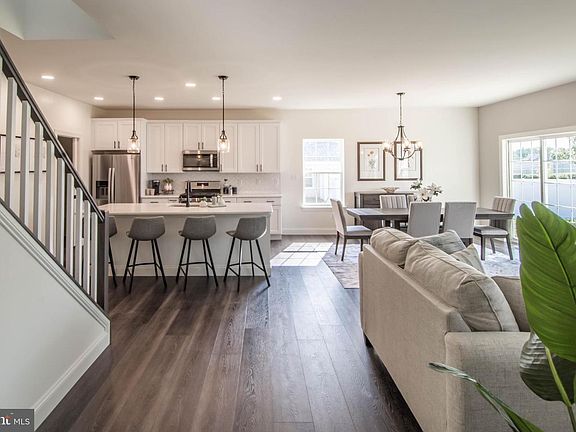 5th image of 2 Lavender Ln