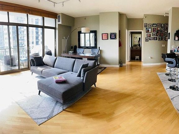 4th image of 1335 S Prairie Ave Unit 808