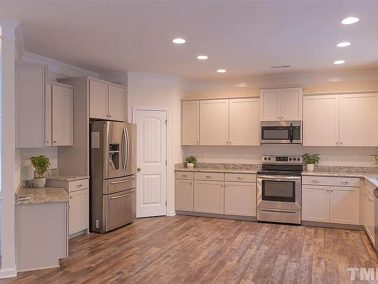 1004 Archer Ln — Photo 5