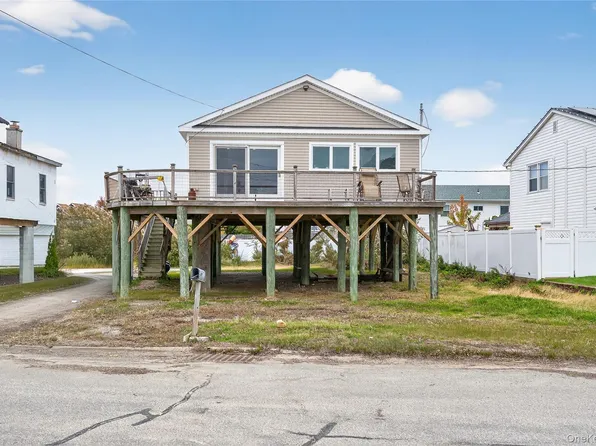 88 Bayview Avenue W, Lindenhurst, NY 11757