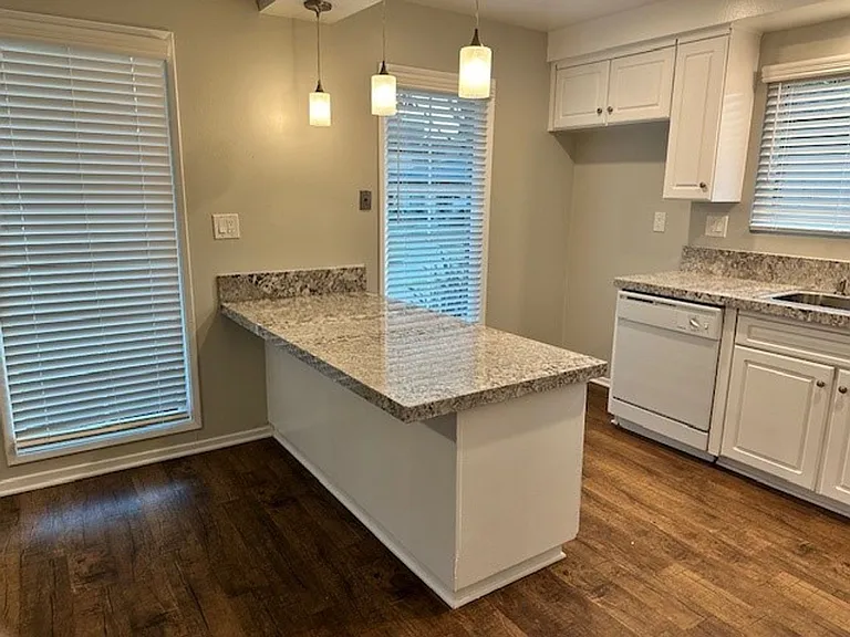 415 W Rosewood Ave — Photo 3