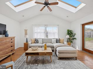 15 Burning Bush Ln, Levittown, PA 19054