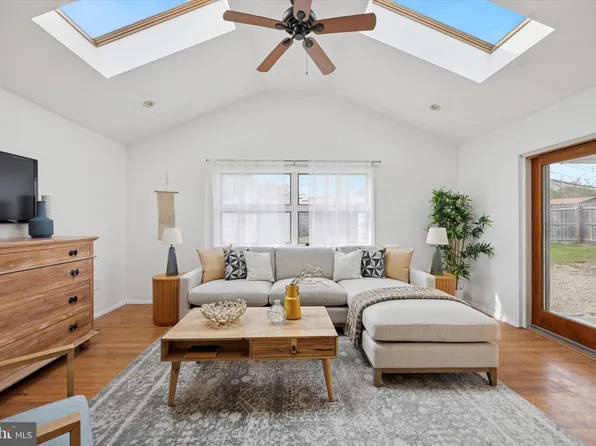 15 Burning Bush Ln, Levittown, PA 19054