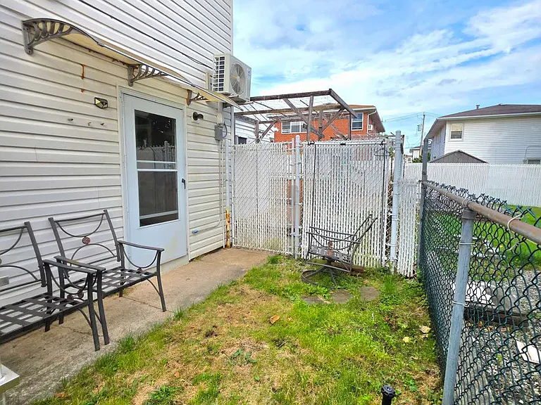 Weed Ave — Photo 3