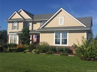 26201 Creekside Dr, New Hudson, MI 48165