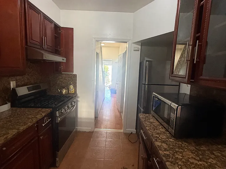 1433 Saint Lawrence Ave — Photo 5