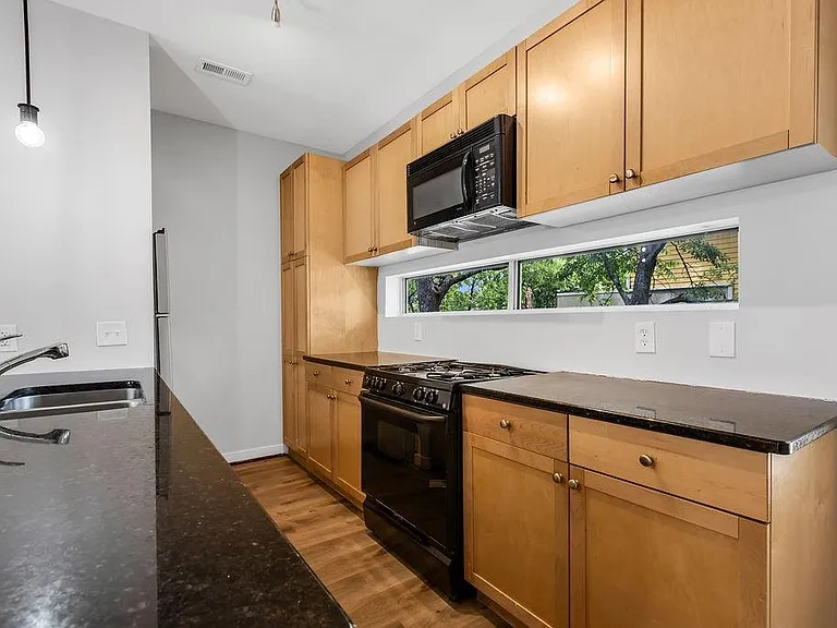 110 Moreland Ave SE #F — Photo 13