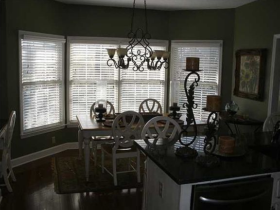 5th image of 655 Fair Oaks Ln