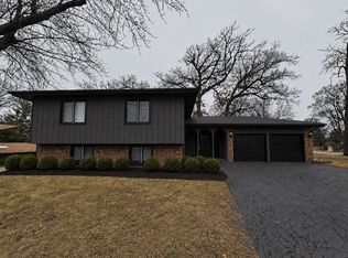 37 E Cambridge Dr, Oak Brook, IL 60523