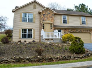 25 Westview Dr, Akron, PA