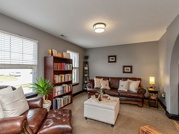 5th image of 142 Stamford Dr