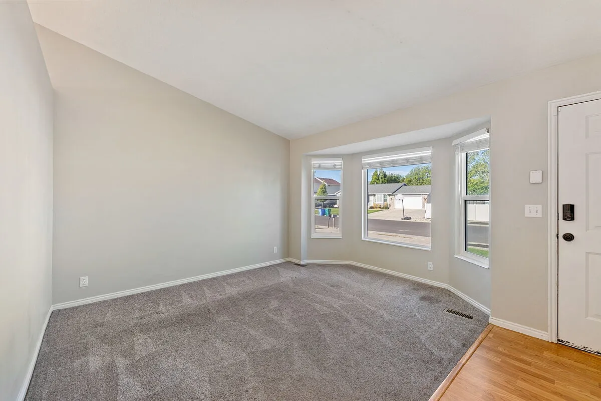 5 bed, 3.0 bath, 2392 sqft, $2,850 — Photo 2