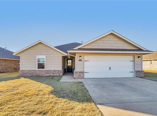 921 Avalon Dr, Altus, OK 73521