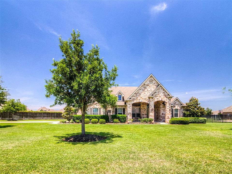 1.5 Story Trendmaker Home with 3-car garage.