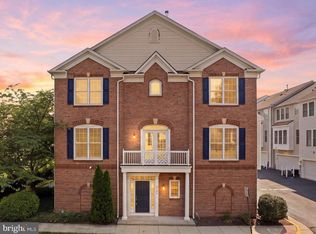 2409 Huntington Park Dr, Alexandria, VA 22303