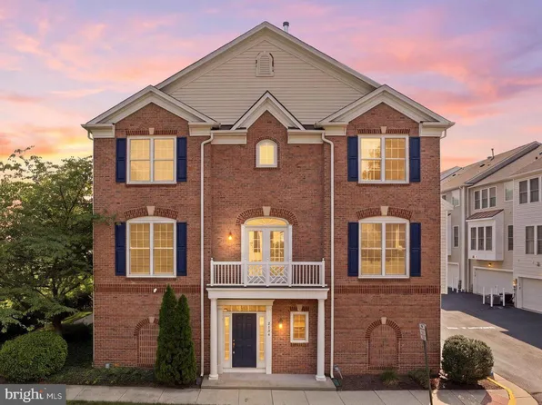 2409 Huntington Park Dr, Alexandria, VA 22303