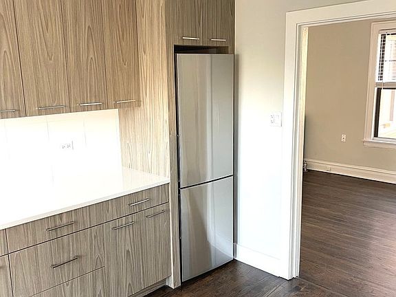 5th image of 935 W Oakdale Ave #W3