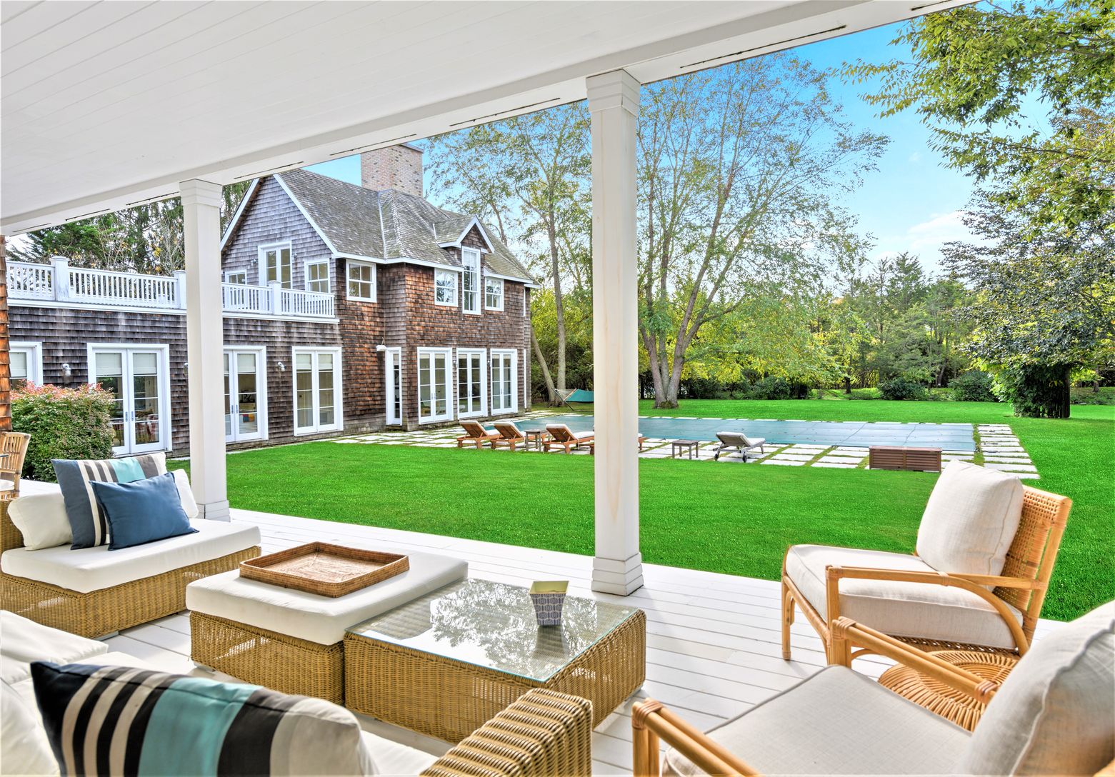  Covered porch