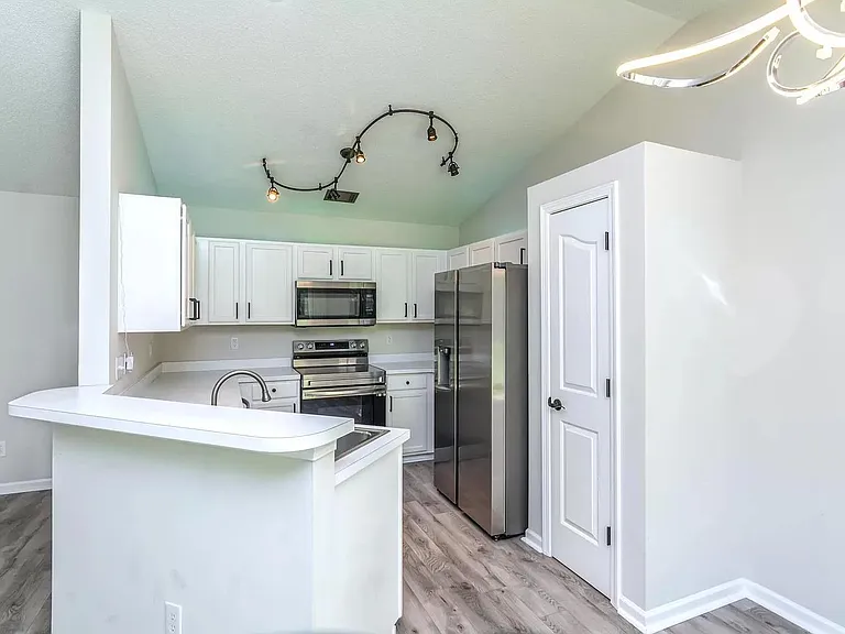 784 Waterbrook Ln — Photo 11