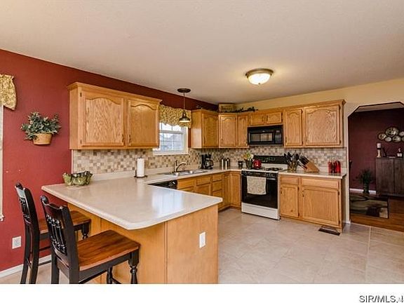 Spacious eat-in kitchen