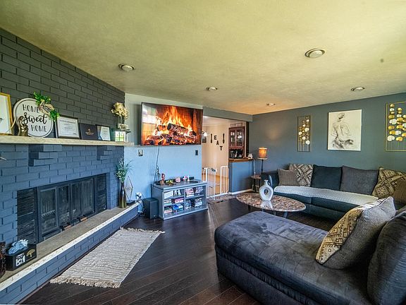 3rd image of 4212 Hillcrest Dr