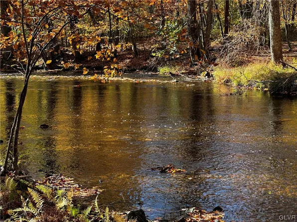 2773 Decker Rd, Bushkill, PA 18324