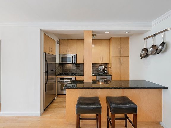 3rd image of 165 W 66th St APT 10Y