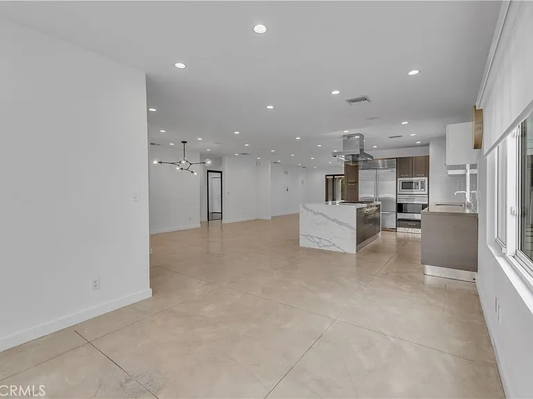 4925 Nagle Ave — Photo 12
