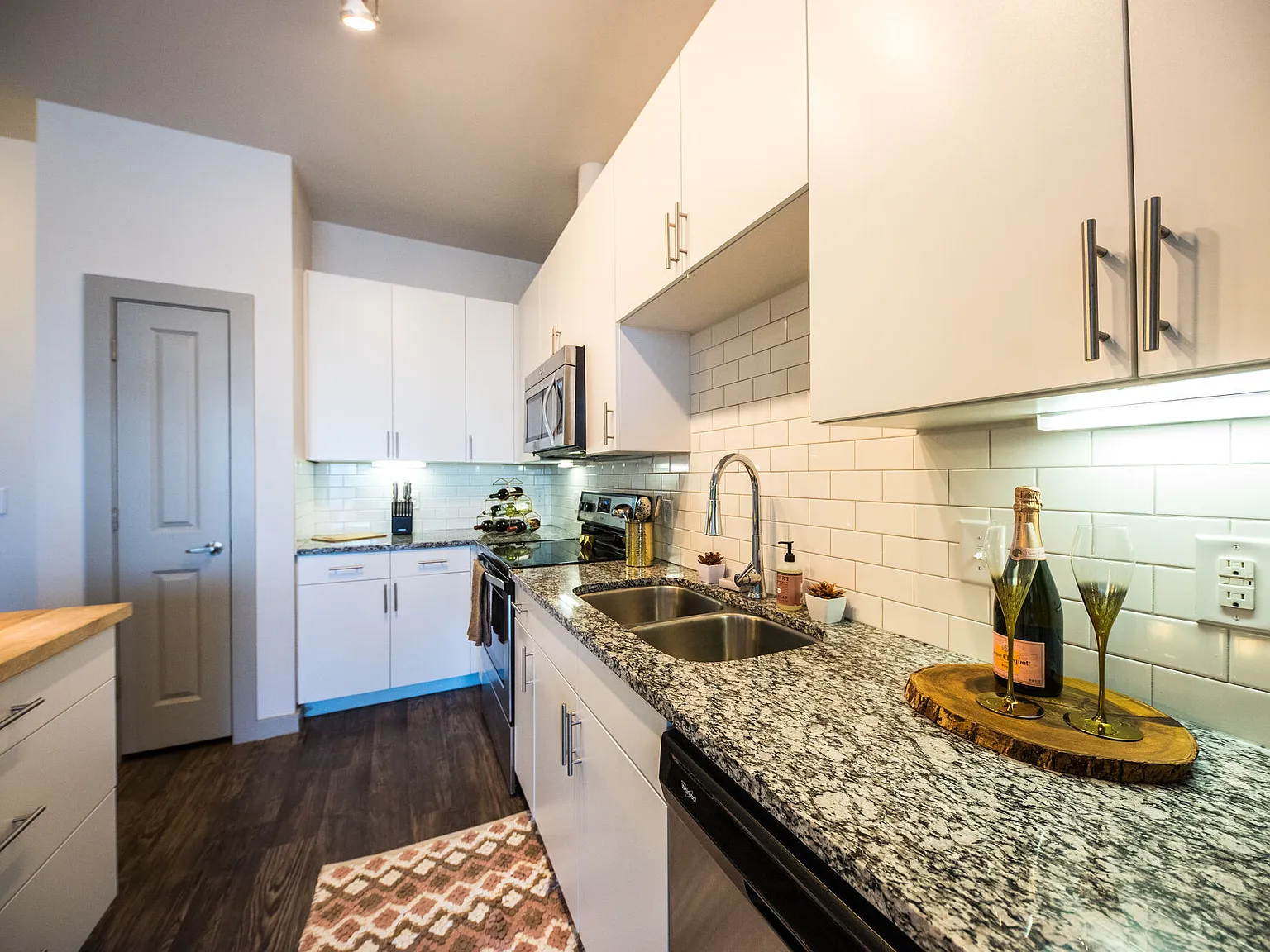 Corazon Apartments — Photo 4