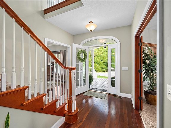 3rd image of 815 Cherry Hill Ct