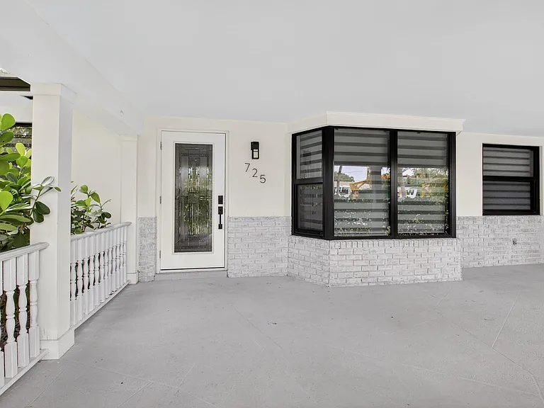 725 Heron Dr — Photo 4