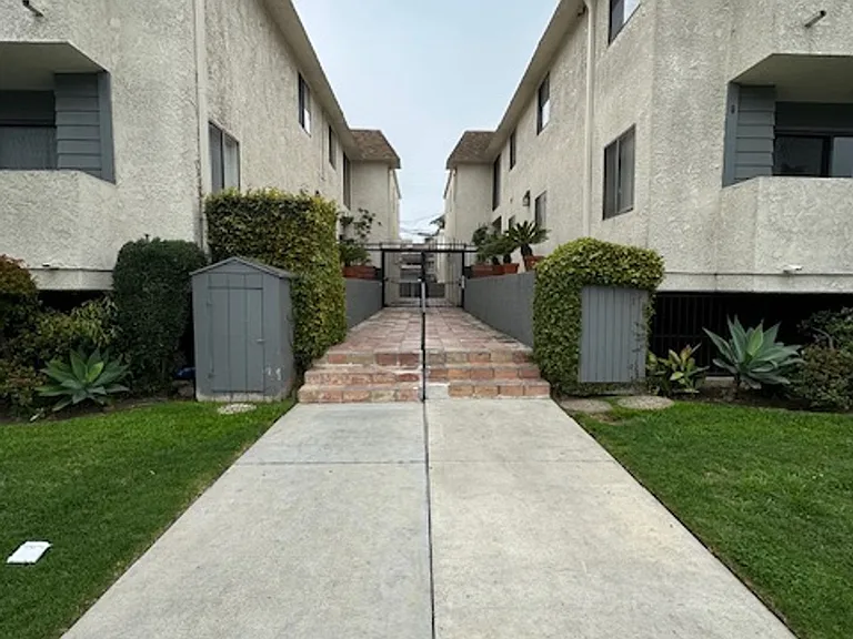 l10744 — Photo 1