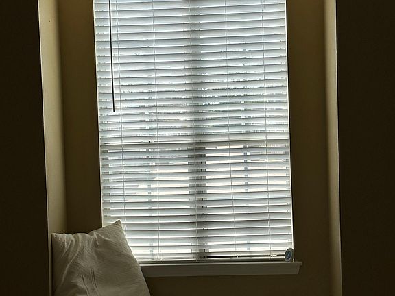 Front bay window with seat