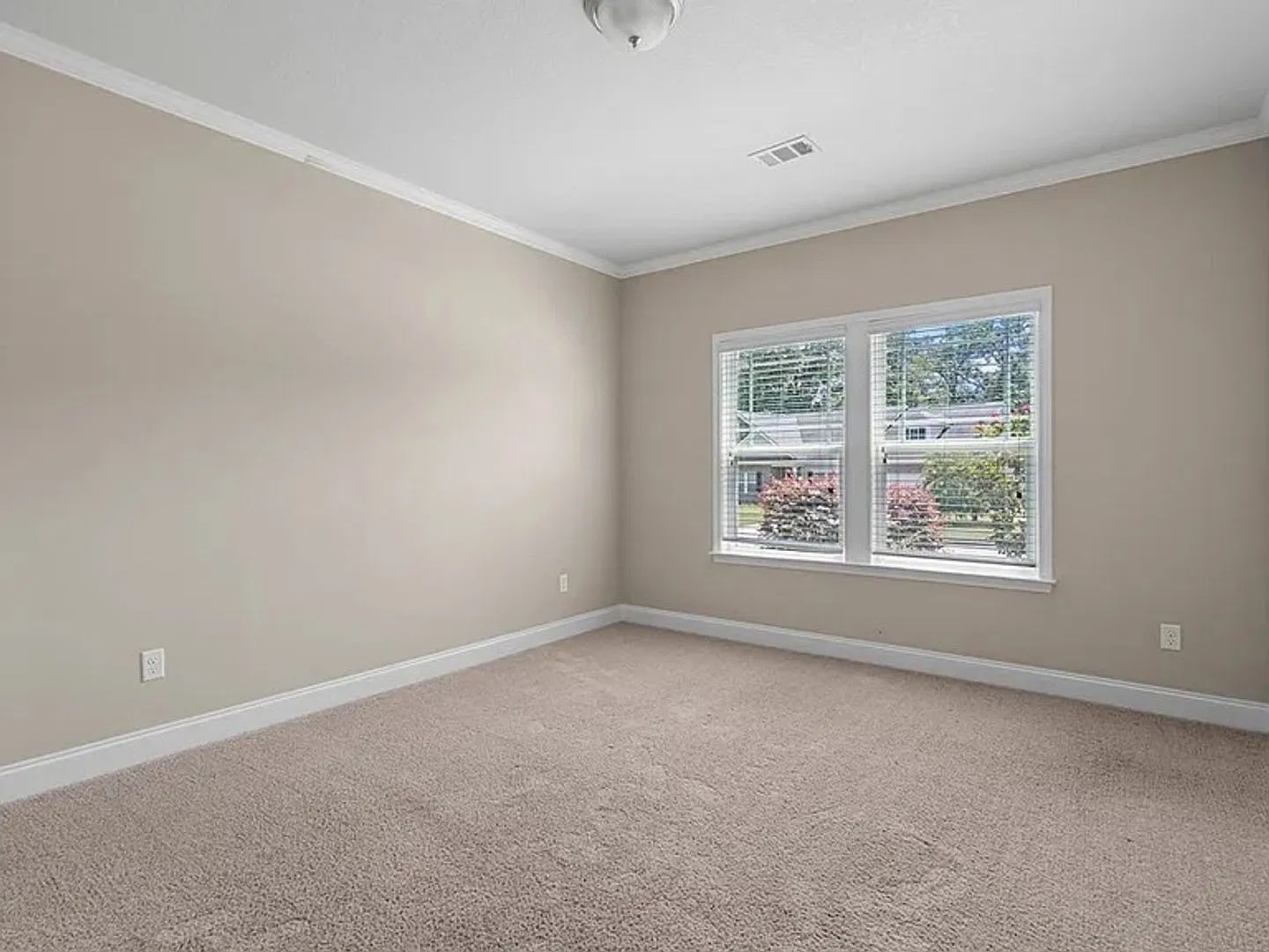 Peaceful neighborhood with spacious home — Photo 4