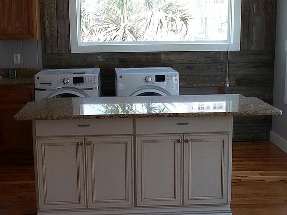 ISLAND / LAUNDRY