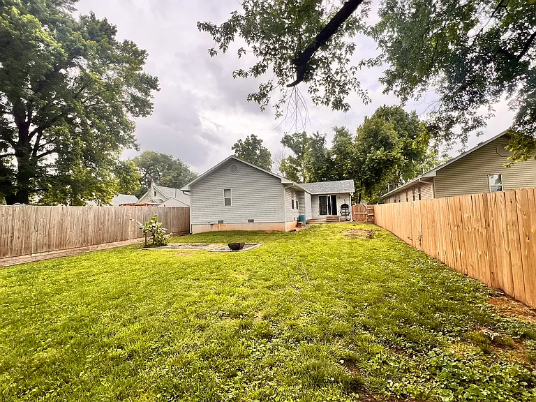 204 E Robberson St — Photo 24