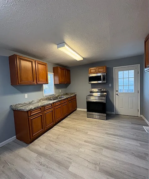 908 E Valley Dr — Photo 2
